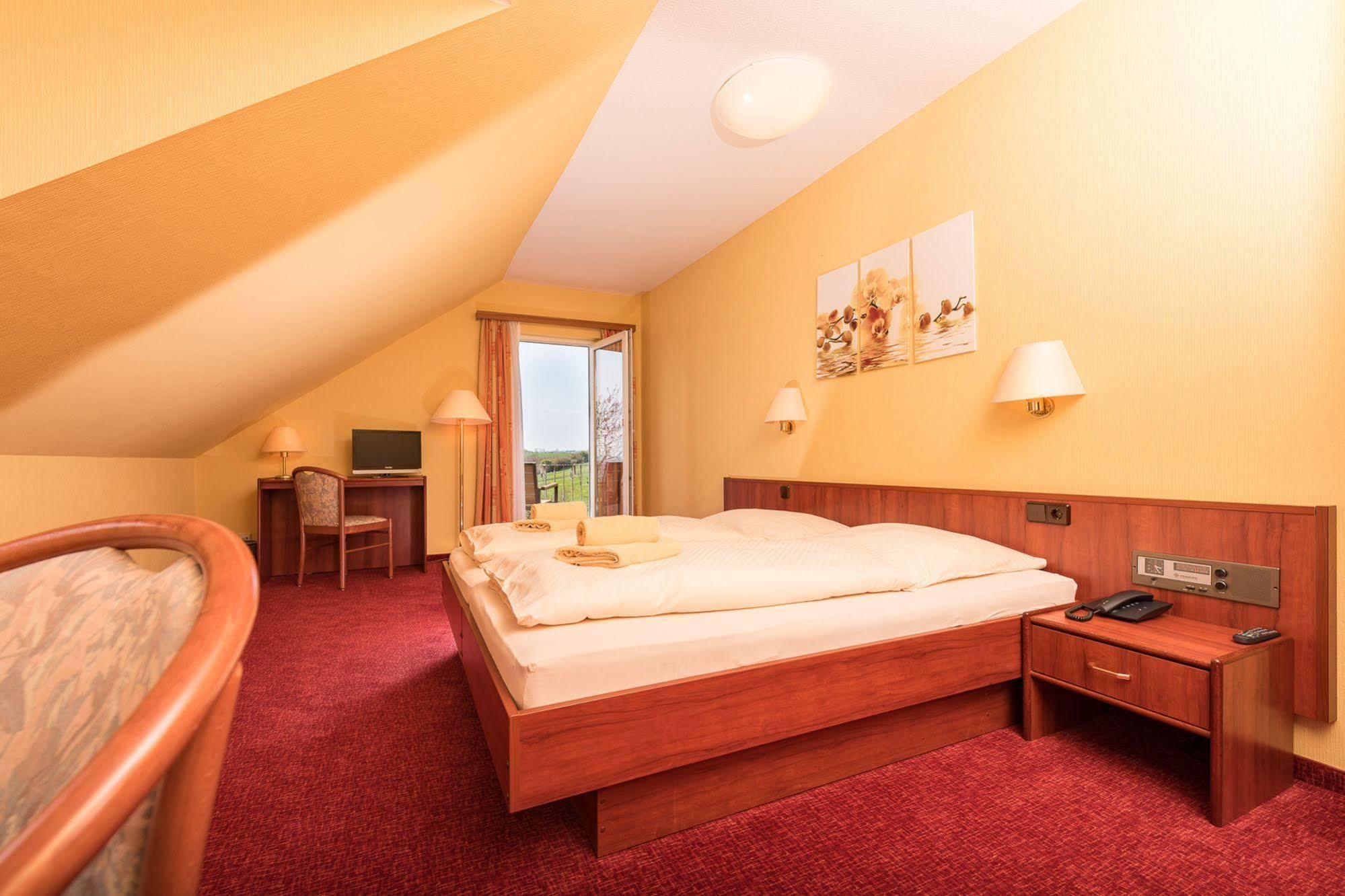 Berghotel Wilhelmsburg Бад-Кёзен Экстерьер фото